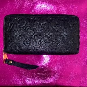 Louis Vuitton Empreinte Leather Zippy Wallet. Comes with dust bag.